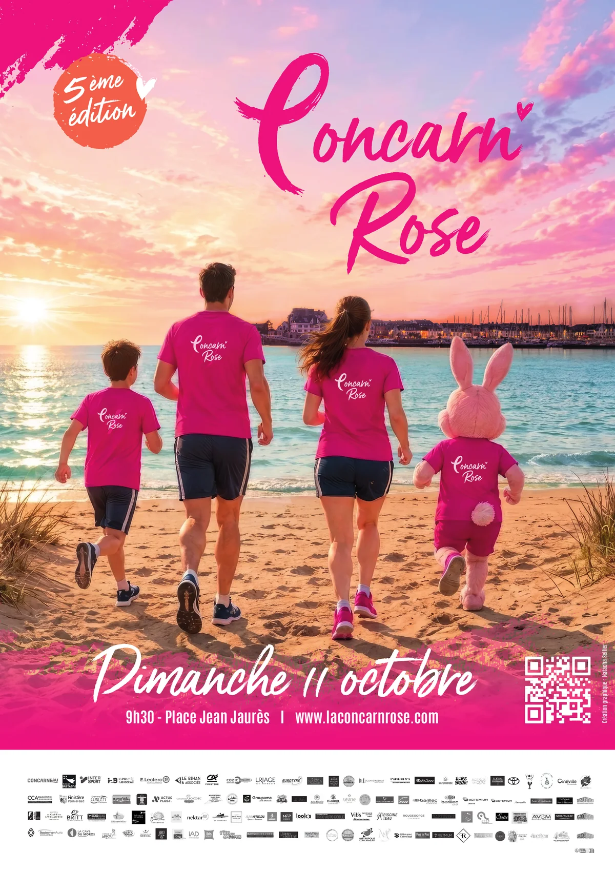 Affiche de la Concarn'Rose 2026 : une famille en tee-shirts roses court sur la plage au coucher du soleil avec la mascotte de la course