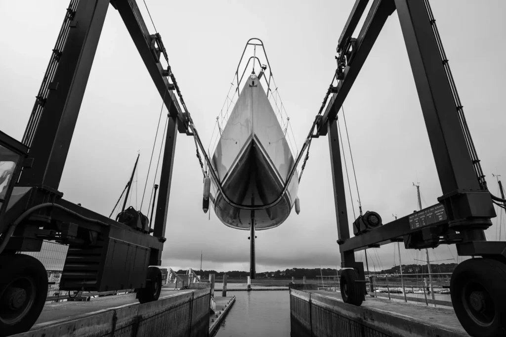 Un voilier reconditionné par Reboat soulevé par le travelift, photo en noir et blanc de Cécile Hoynant
